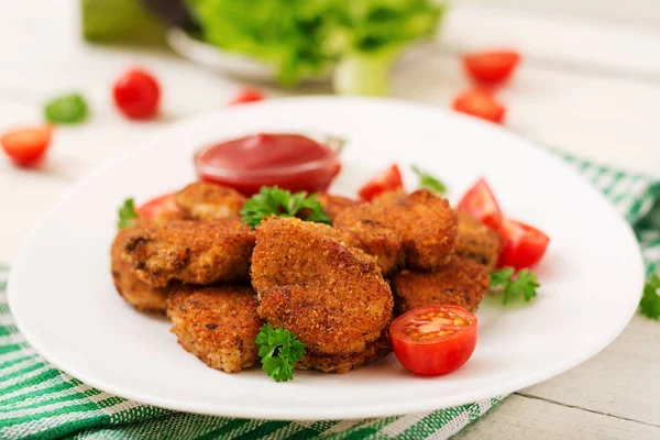 Kyckling nuggets och sås — Stockfoto