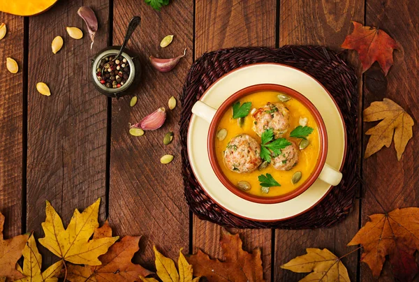 Тыквенный суп с фрикадельками — стоковое фото