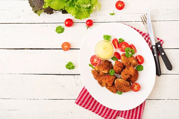 Chicken nuggets, és a mártással — Stock Fotó