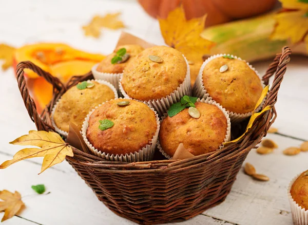 Cestino con muffin rubicondi — Foto Stock