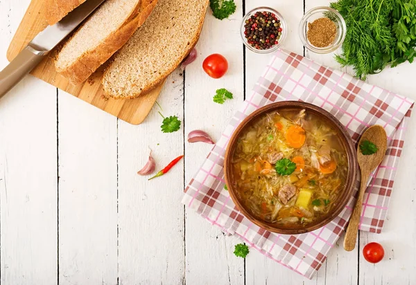 Суп из квашеной капусты в миске — стоковое фото