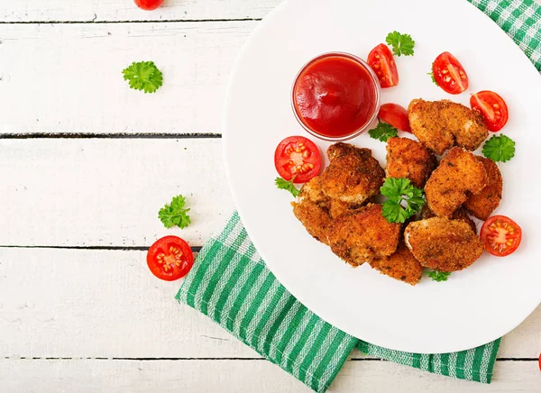 Nuggets de pollo y salsa —  Fotos de Stock
