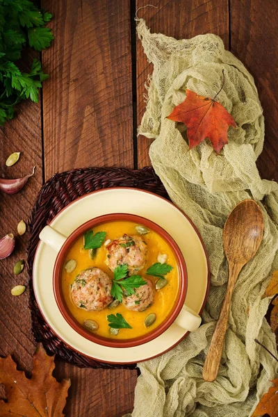 Тыквенный суп с фрикадельками — стоковое фото