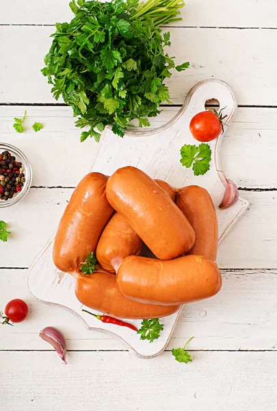 Salchichas en la tabla de cortar — Foto de Stock