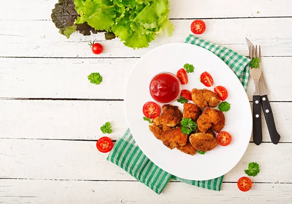 Chicken nuggets, és a mártással — Stock Fotó