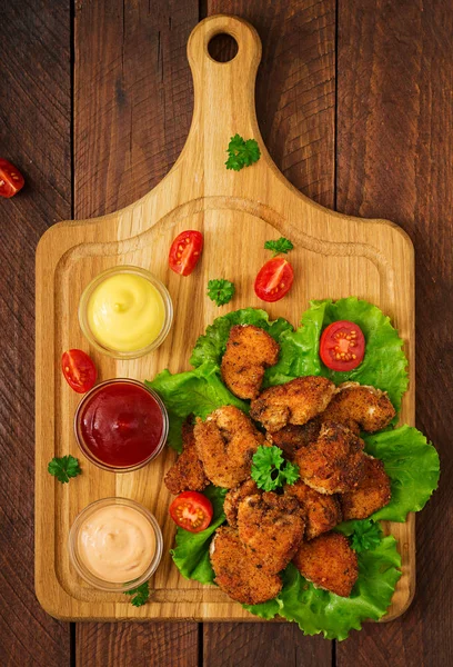 Pepite di pollo e salse — Foto Stock