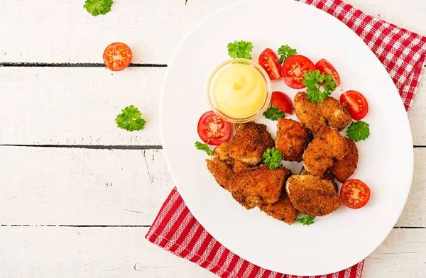 Chicken Nuggets und Soße — Stockfoto