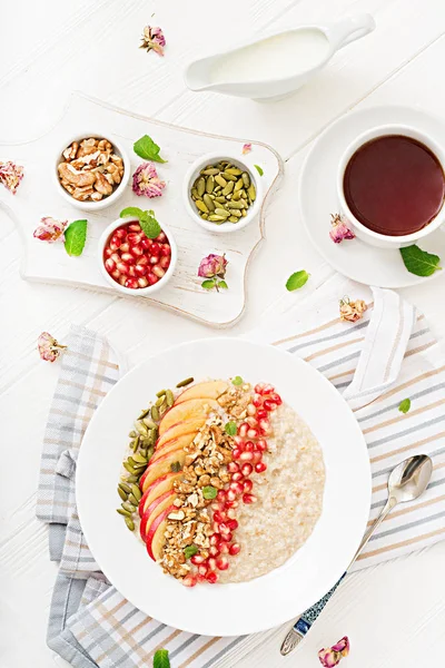 Gachas Avena Sabrosas Saludables Con Rodajas Manzana Granada Con Nueces — Foto de Stock