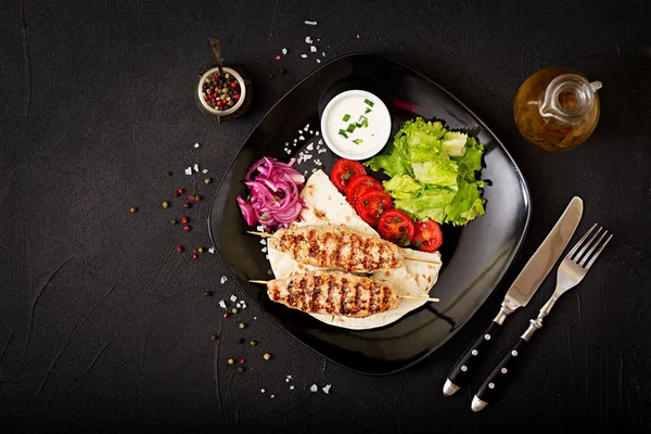 Minced Lula Kebab Peru Grelhado Com Legumes Frescos Prato — Fotografia de Stock