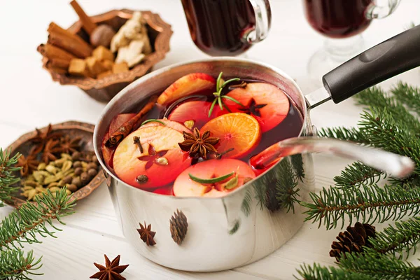 Topf Mit Glühwein Und Gewürzen Auf Weihnachtlichem Hintergrund — Stockfoto