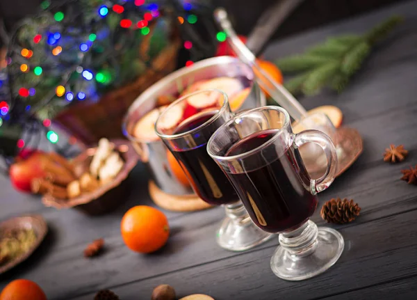 Topf Mit Glühwein Und Gewürzen Auf Weihnachtlichem Hintergrund — Stockfoto