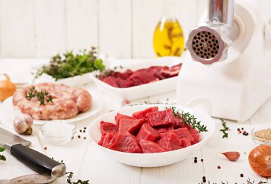 doğranmış çiğ et ve ev yapımı sosis kıyma masada, forcemeat hazırlama işlemi kavramı ile plakalar  