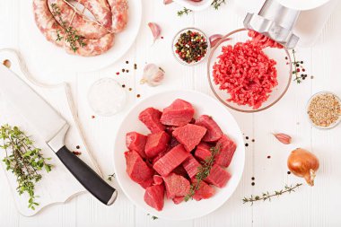 doğranmış çiğ et ve ev yapımı sosis kıyma masada, forcemeat hazırlama işlemi kavramı ile plakalar  