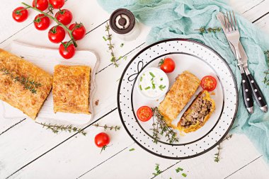 İştah açıcı strudel kıyma ve domates sos ile 