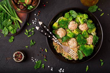 Fırında tavuk fileto köfteyle Quinoa kase Haşlanmış brokoli ile garnitür 