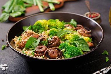 Sağlıklı vegan brokoli ve ıspanak ve quinoa kase mantar salatası 