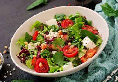 diyet salata gri arka plan üzerinde beyaz kase 