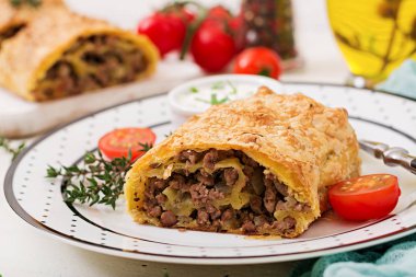 İştah açıcı strudel kıyma ve domates sos ile 