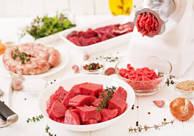 doğranmış çiğ et ve ev yapımı sosis kıyma masada, forcemeat hazırlama işlemi kavramı ile plakalar  