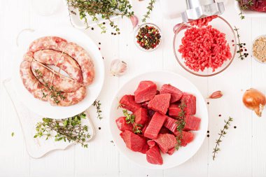 doğranmış çiğ et ve ev yapımı sosis kıyma masada, forcemeat hazırlama işlemi kavramı ile plakalar  