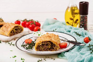 İştah açıcı strudel kıyma ve domates sos ile 