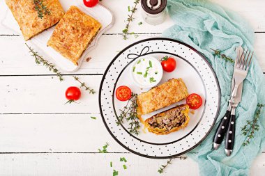 İştah açıcı strudel kıyma ve domates sos ile 