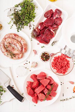 doğranmış çiğ et ve ev yapımı sosis kıyma masada, forcemeat hazırlama işlemi kavramı ile plakalar  
