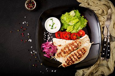 Türkiye'de plaka üzerinde taze sebze ile kıyılmış Lula kebap ızgara 