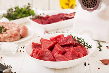 doğranmış çiğ et ve ev yapımı sosis kıyma masada, forcemeat hazırlama işlemi kavramı ile plakalar  