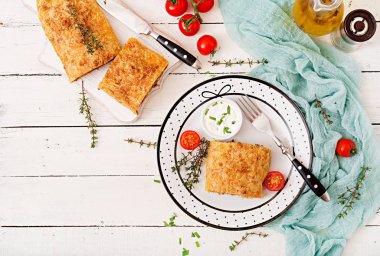 İştah açıcı strudel kıyma ve domates sos ile 