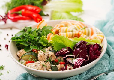 Farfalle makarna pişmiş tavuk fileto ile patlıcan ve kabak kase salata ile 