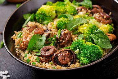 Sağlıklı vegan brokoli ve ıspanak ve quinoa kase mantar salatası 