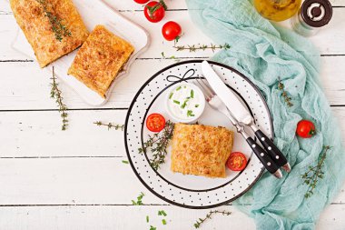 İştah açıcı strudel kıyma ve domates sos ile 