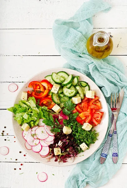 Misture Salada Verduras Frescas Ervas Verdes Tigela Branca Mesa Madeira — Fotografia de Stock