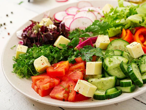 Misture Salada Verduras Frescas Ervas Verdes Tigela Branca Mesa Madeira — Fotografia de Stock