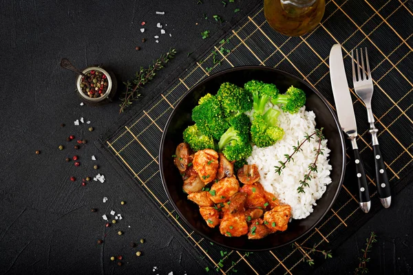 Bitar Kycklingfilé Med Champinjoner Stekta Tomatsås Och Kokt Broccoli Med — Stockfoto