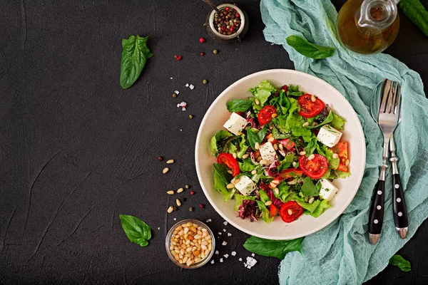 Salade Diététique Aux Tomates Feta Laitue Aux Pignons Dans Bol — Photo