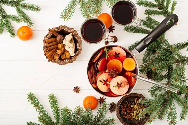 Pote Com Vinho Ruminado Especiarias Fundo Natal — Fotografia de Stock
