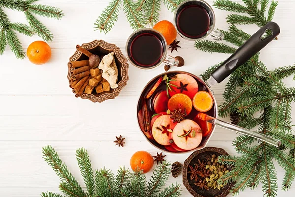 Topf Mit Glühwein Und Gewürzen Auf Weihnachtlichem Hintergrund — Stockfoto