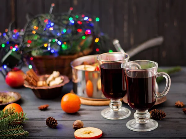 Glasbecher Mit Glühwein Und Gewürzen Mit Weihnachtsdekoration Auf Holzgrund — Stockfoto