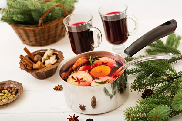 Topf Mit Glühwein Und Gewürzen Auf Weihnachtlichem Hintergrund — Stockfoto