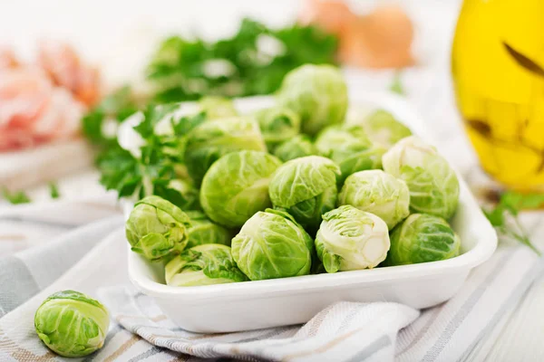 Assiette Blanche Avec Des Choux Bruxelles Frais Sur Nappe — Photo