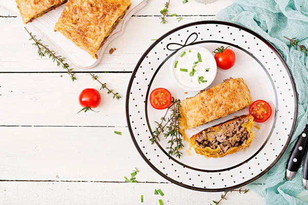 Appetitanregender Strudel Mit Rinderhackfleisch Und Tomaten Mit Sauce — Stockfoto