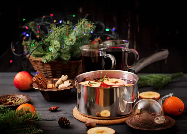 Topf Mit Glühwein Und Gewürzen Auf Weihnachtlichem Hintergrund — Stockfoto