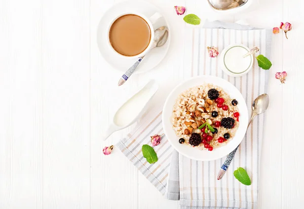Вкусная Овсянка Ягодами Семена Льна Орехами Миске Здоровая Концепция Завтрака — стоковое фото