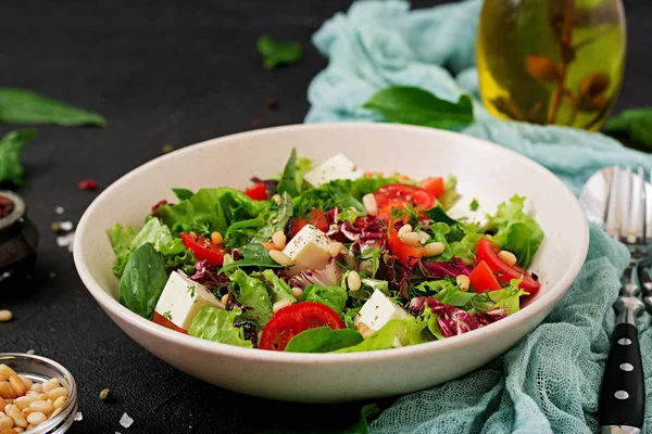 Witte Kom Met Dieet Salade Grijze Achtergrond — Stockfoto