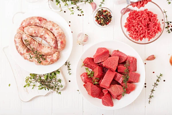 Pratos Com Carne Crua Picada Salsichas Caseiras Com Moedor Carne — Fotografia de Stock