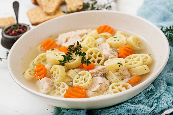 Zuppa Dietetica Con Filetto Tacchino Rotelle Pasta Alle Erbe Ciotola — Foto Stock