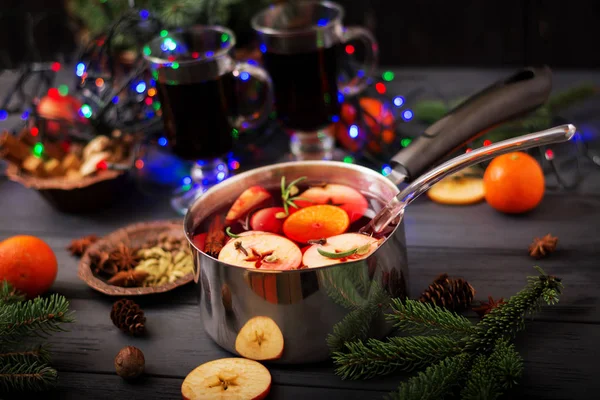 Olla Con Vino Caliente Especias Sobre Fondo Navideño — Foto de Stock