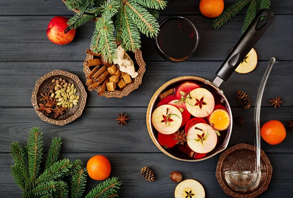 Topf Mit Glühwein Und Gewürzen Auf Weihnachtlichem Hintergrund — Stockfoto